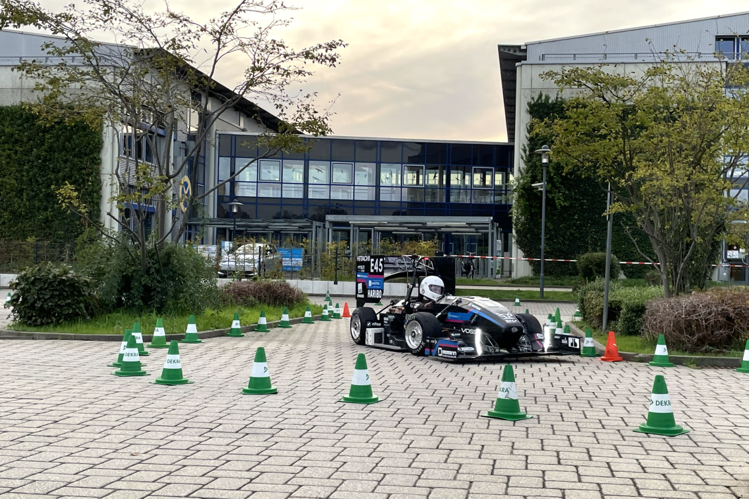BRS赛车队赛季收官活动,学生在停车场赛道上进行赛车展示