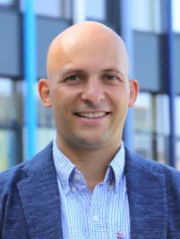 20190814_fbinf_hochgeschwender_nico_portrait.jpg (DE)