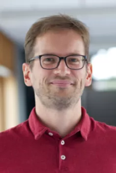 20210920_fbinf_sebastian_houben_bild_kira_wazinski_imgl1800-portrait.jpg (DE)