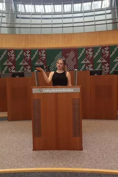 international_students_exkursion_duesseldorf_landtag_rednerpult.jpg (DE)