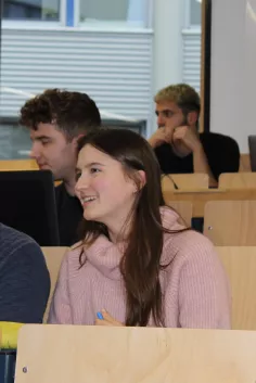 Studentin in der Ringvorlesung Technik- und Umweltethik 2023