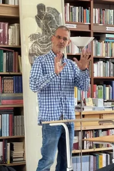 Vorlesung in der Buchhandlung Böttger, Prof. Laurenz Mülheims
