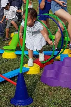 Zwei kleine Kinder auf einem Bewegungsparcours