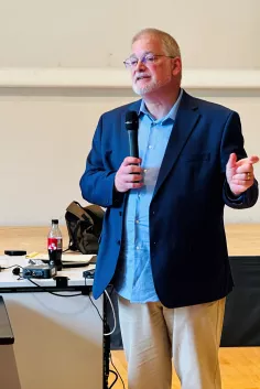 US-Professor in Vorlesung des Studiengangs Nachhaltige Sozialpolitik 2