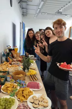  Abschlussfeier studienvorbereitender Intensivkurs Deutsch C1 Buffet_Foto Vaishnavi Mandalahalli_10072025