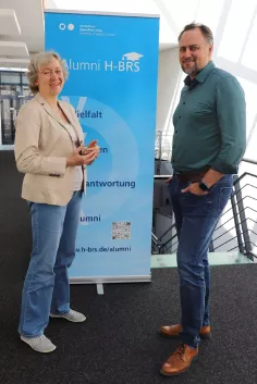Johannes Steinhaus, Barbara Wieners-Horst vor Alumni-Roll-up_Foto Marianne Nunnendorf