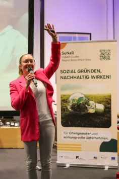 Impact Pitch Night Meike Kreutel auf der Bühne