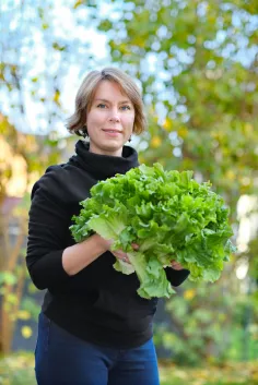 Darya Hirsch mit Salat im Garten 2021 foto georg hirsch.jpg (DE)