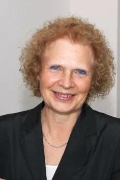 knauber-daubenbuechel-ines_ehrensenatorin_2019.jpg (DE)