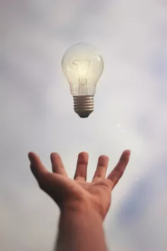 unsplash-fotograf-junior-ferreira-gluehbirne_hand_idee.jpg (DE)