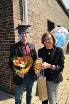 thomas_havelt_nach_erfolgreicher_doktorpruefung_mit_prof._dr._m._schmitz.jpg (DE)