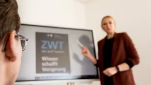 Ansprechpartner:innen