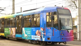 u-bahn_linie_16_von_schraeg_vorne_2_mit_h-brs_werbung_2020_cut.jpg (DE)