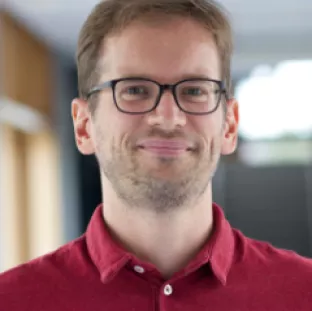 20210920_fbinf_sebastian_houben_bild_kira_wazinski_imgl1800-portrait.jpg (DE)