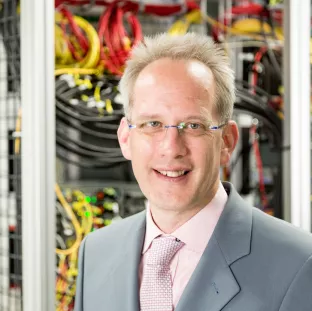 TREE Dirk Reith und Server 20220512 foto eric lichtenscheidt hochkant 08 fs22.jpg