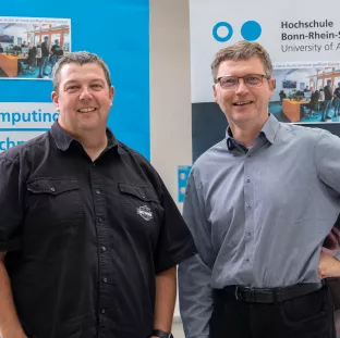 Prof. Dr. Ken Kent (li) mit Prof. Dr. Rainer Herpers (re) am Campus Sankt Augustin