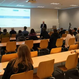 Alex Mitrevski bei seiner PhD-Verteidigung
