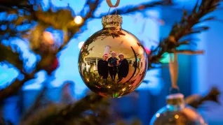Weihnachtskugel mit Ö-Team Informatik