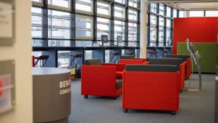 Bibliothek Rheinbach rote Sessel