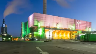 Müllverwertungsanlage der SWB Bonn im Abendlicht