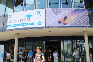 01_alumni-tag-2016_20160617_fbinf_alumni-hbrs_kw_bild043_gebaeudebanner.jpg (DE)