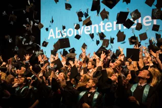 2015.10.24_hbrs-absolventenfeier_foto_nathan-dreessen_171.jpg (DE)