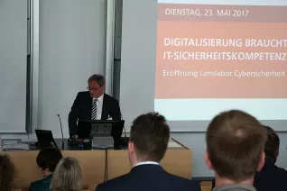 20170523_fbinf_eroeffnung_lernlabor_cybersicherheit_kw_028.png (DE)