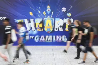 20190820-24_fbinf_gamescom2019_deebul_phone_0003.jpg (DE)