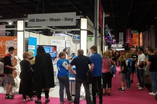 20190820-24_fbinf_gamescom2019_deebul_phone_0006.jpg (DE)