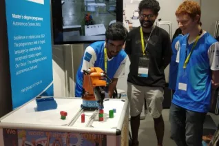 20190820-24_fbinf_gamescom2019_deebul_phone_0019.jpg (DE)