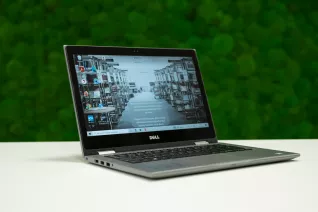 Laptop in der Bibliothek