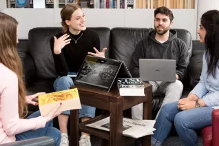 Studenten in der Bibliothek