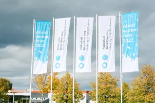 Absolventenfeier Telekom Dome Einlass 20221022 Foto Nathan Dreessen 031.jpg