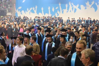 absolventenfeier telekom dome festakt 20221022 foto juri kuestenmacher 010.jpg