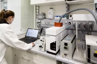 anna ISF IFA Labor Forschung Nitrosamine Hinz 20220523 foto eric lichtenscheidt 02 fs22_0.jpg