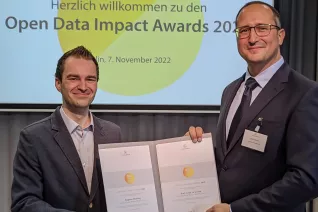 Preisverleihung Open Data Impact Award Lo Iacono und Wiefling 20221107