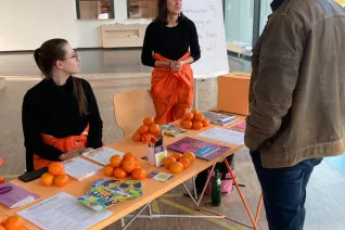OrangeDay22-Alanus-Campus2-Stand-Besucher