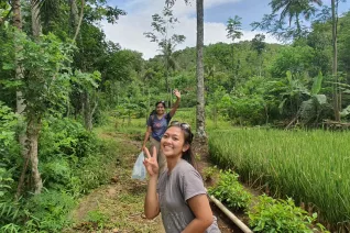 Kissia und Bekannte in Indonesien 2020-12-10 Foto privat cut.jpg