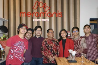 kissia team und indonesischer generalkonsul im meramanis cafe in koeln 2022 foto dwi anoraganingrum.jpg