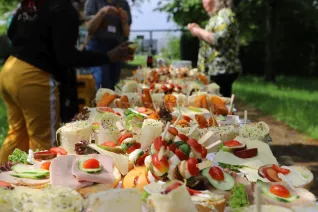BIDA Summer School Begruessung Campusgarten StA 20230508 foto juri kuestenmacher 04.JPG
