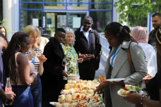 BIDA Summer School Begruessung Campusgarten StA 20230508 foto juri kuestenmacher 13.JPG