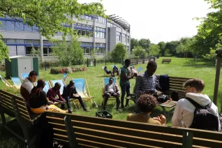 BIDA Summer School Begruessung Campusgarten StA 20230508 foto juri kuestenmacher 14.JPG