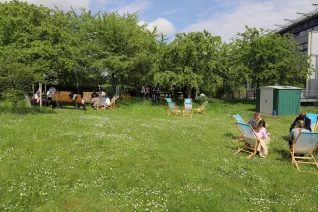 BIDA Summer School Begruessung Campusgarten StA 20230508 foto juri kuestenmacher 15.JPG