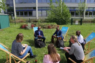 BIDA Summer School Begruessung Campusgarten StA 20230508 foto juri kuestenmacher 18.JPG