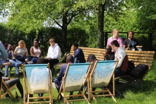 BIDA Summer School Begruessung Campusgarten StA 20230508 foto juri kuestenmacher 20.JPG
