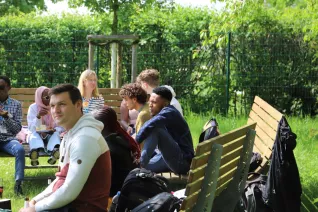 BIDA Summer School Begruessung Campusgarten StA 20230508 foto juri kuestenmacher 25.JPG