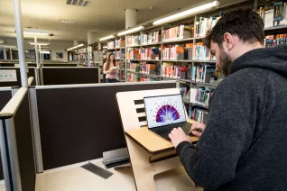 Standsome in der Bibliothek
