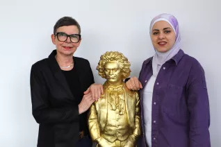 20230830 Suha Shebab GJU Jordanien Mitarbeiterin mit Sabine Ellermann