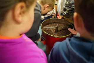 Kinderuni_Kaffeeroesten_16112023_Pascal_Schroeder_03-min.JPG