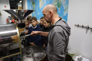 Kinderuni_Kaffeeroesten_16112023_Pascal_Schroeder_20-min.JPG
